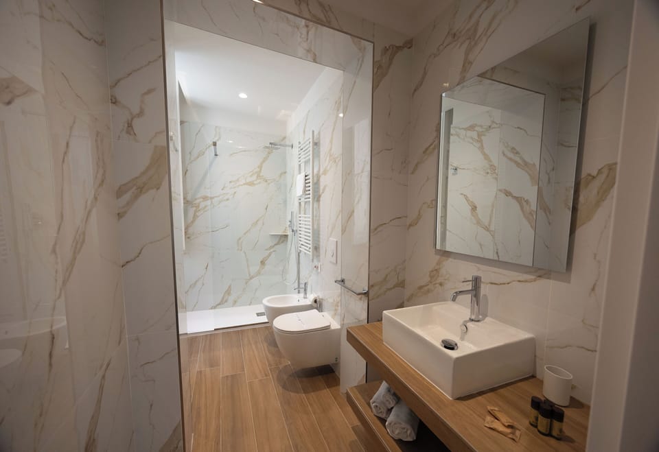 Quadruple Room | Bathroom | Shower, free toiletries, hair dryer, bidet