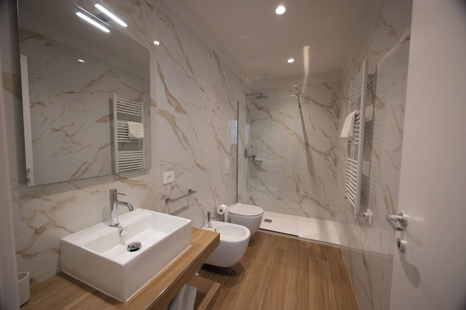 Double Room | Bathroom | Shower, free toiletries, hair dryer, bidet