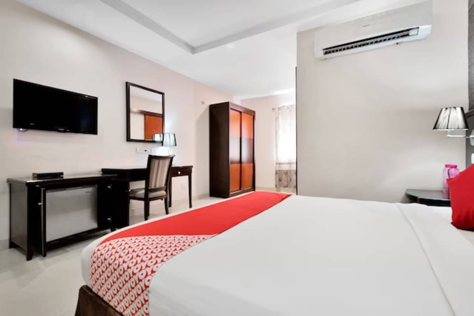 In-room safe, laptop workspace, blackout drapes, soundproofing