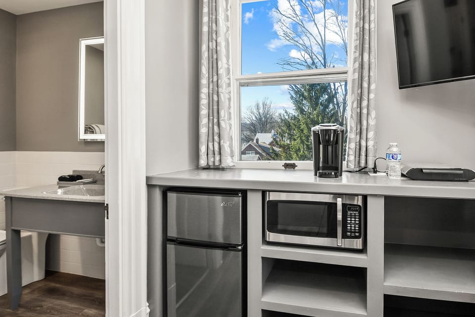 Standard King Room | Living area | 37-inch flat-screen TV with cable channels, TV