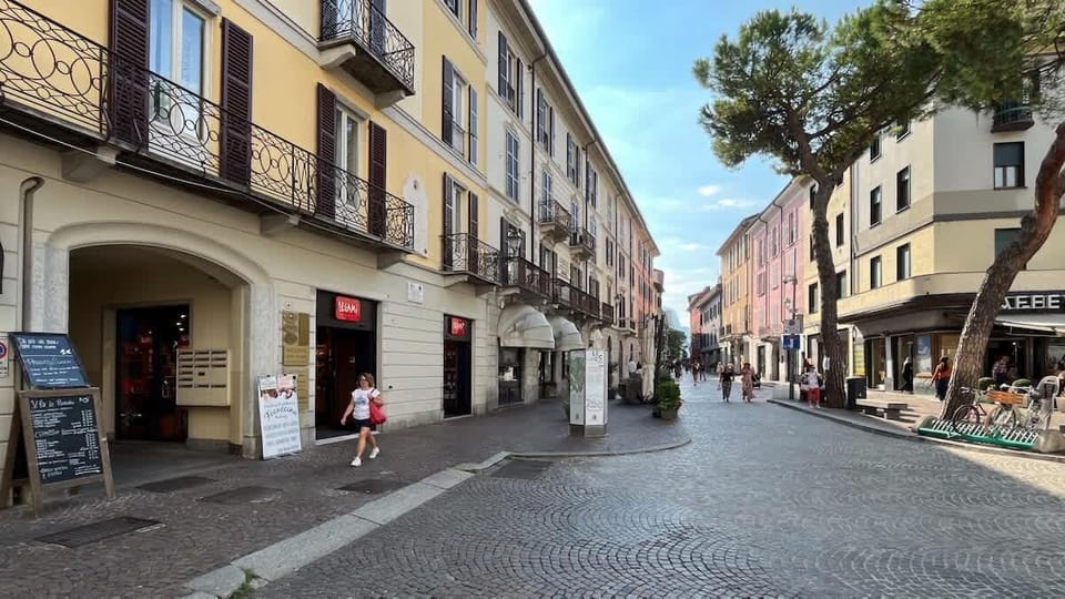 Facade and entrance of the apartment located in the heart of the city.