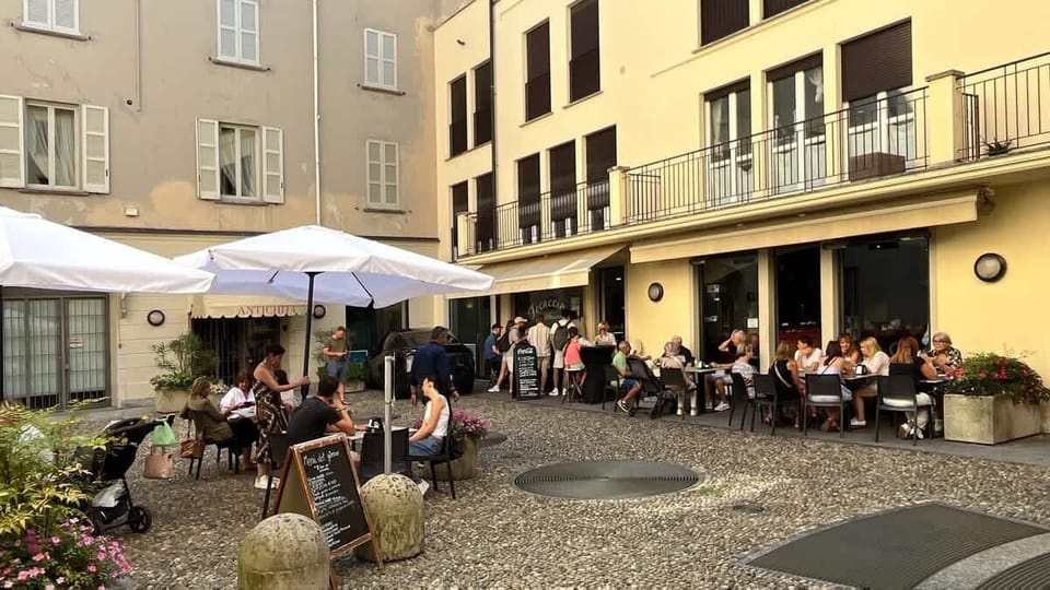 Communal courtyard below the apartment, a quiet area characterised by the presence of a café and a bakery. 