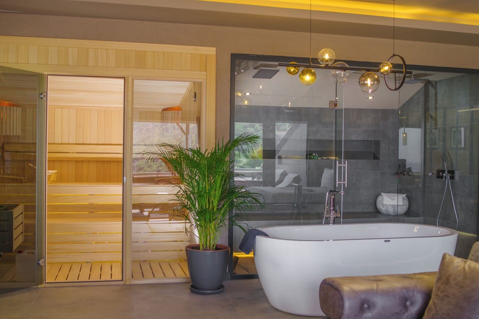 Executive Studio Suite, Sea View | Minibar, in-room safe, individually decorated, individually furnished