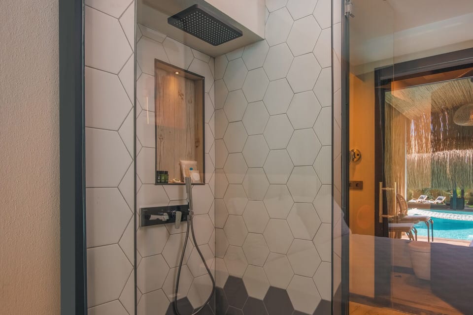 Romantic Double Room | Bathroom | Free toiletries, hair dryer, slippers, towels