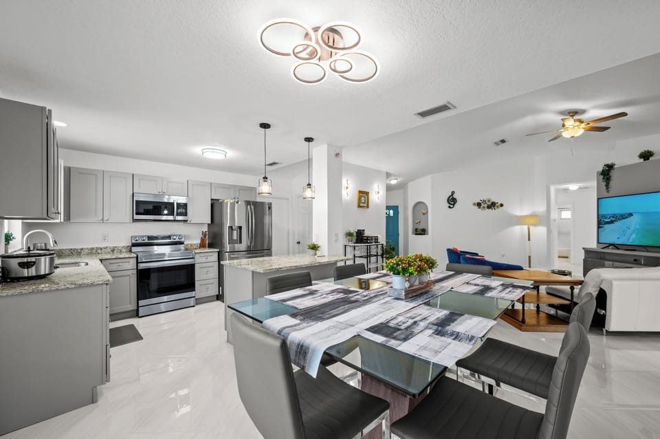 Dining fit up to 8 peoples