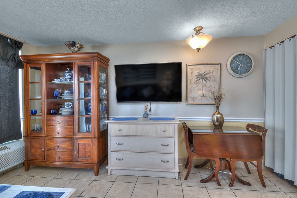 Condo, 1 Bedroom, Balcony, Oceanfront (932) | In-room dining
