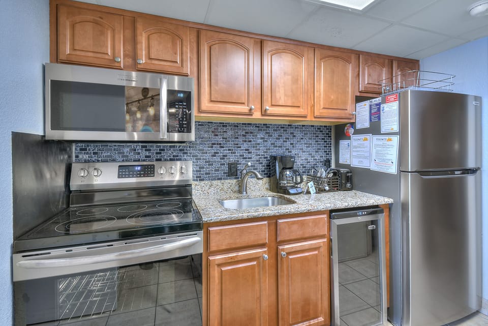 Condo, 1 Bedroom, Balcony, Oceanfront (932) | Private kitchen | Full-size fridge, microwave, stovetop, dishwasher