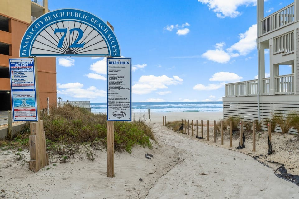 Located near Public Beach Access #72, guests enjoy easy, walkable access to the shoreline without crossing busy roads.