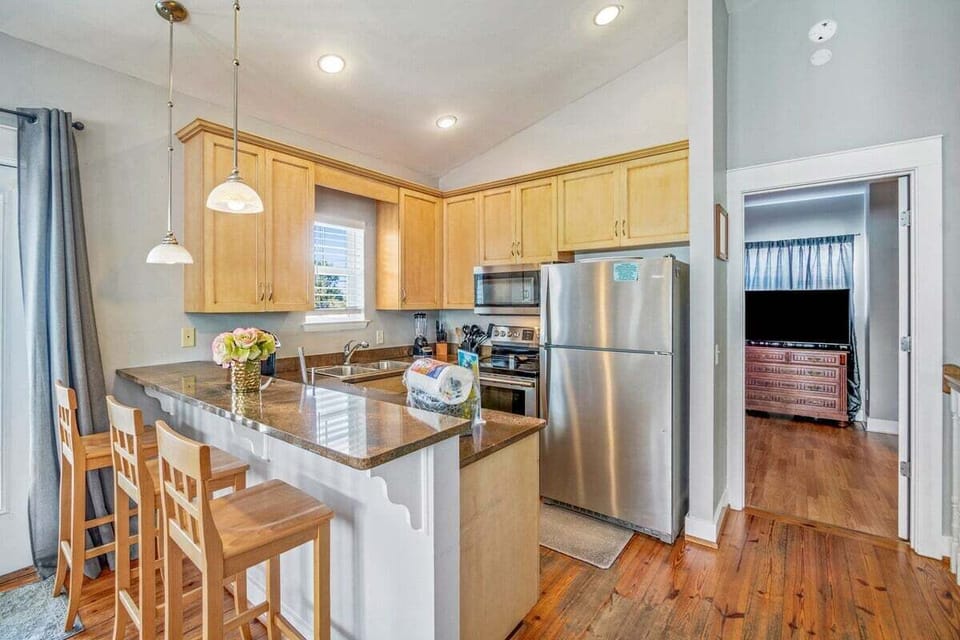 Central breakfast bar in the heart of the house perfect for entertaining while preparing meals!