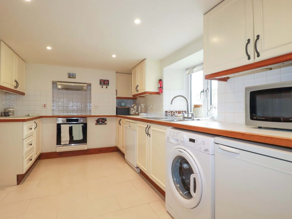 Fridge, dishwasher, cookware/dishes/utensils