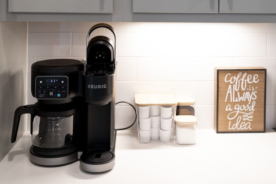 Keurig with Single Cup + Carafe - Coffee, Creamer Pods + Sugar provided