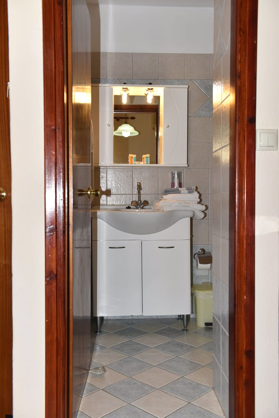 Shower, free toiletries, towels