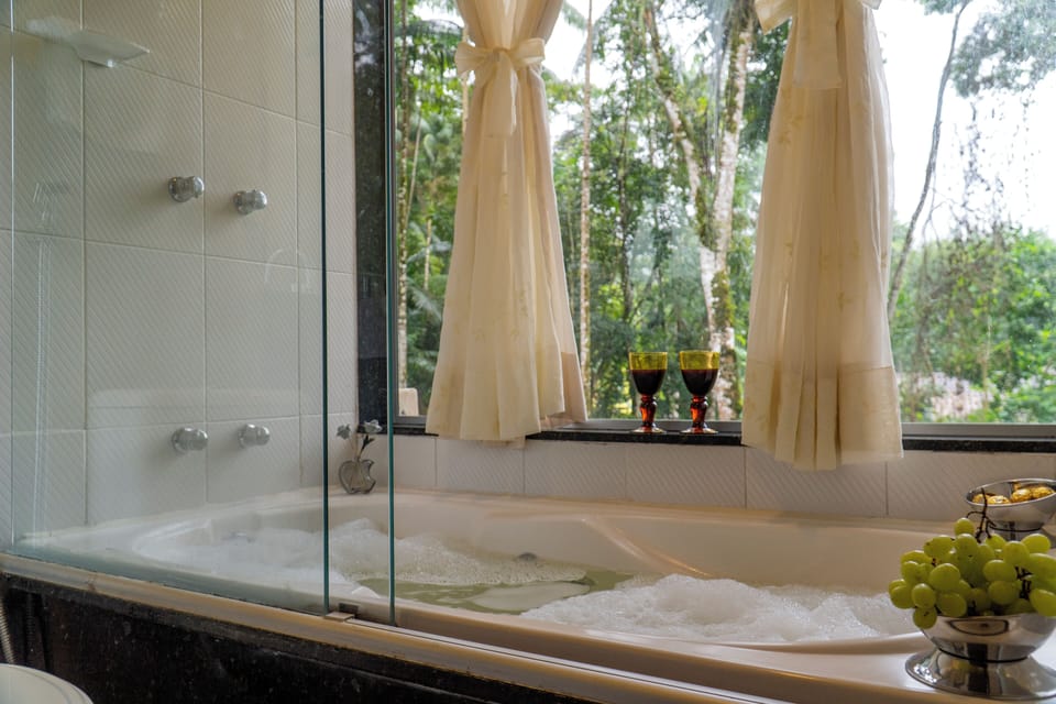 Deluxe Room | Bathroom | Towels