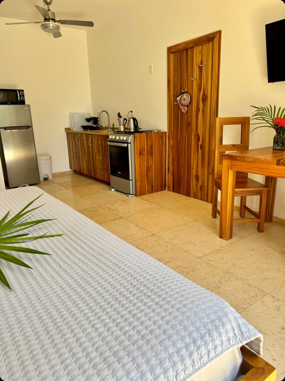 Luxury Studio Suite, Non Smoking, Ocean View | Private kitchen | Full-size fridge, microwave, oven, stovetop