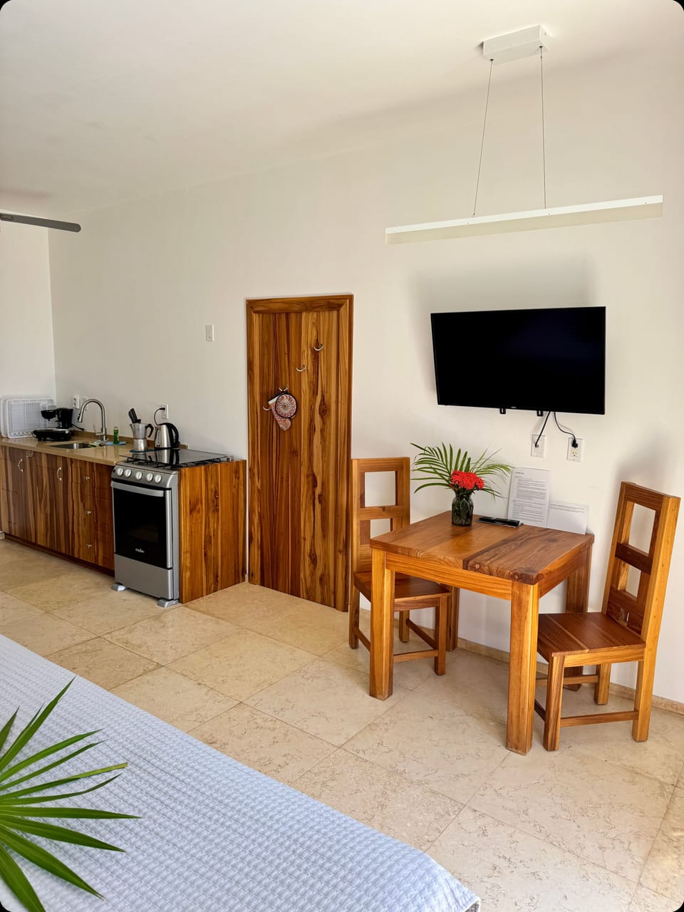 Luxury Studio Suite, Non Smoking, Ocean View | In-room dining