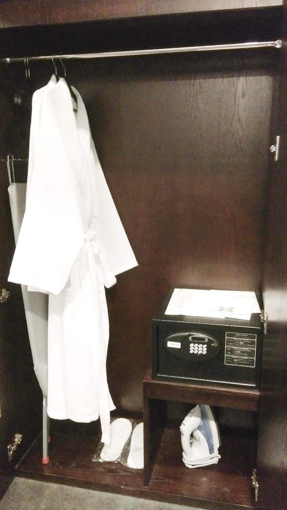 Shower, free toiletries, towels