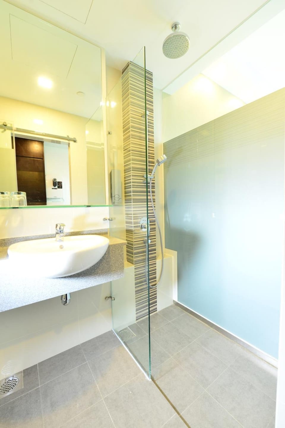 Shower, free toiletries, towels