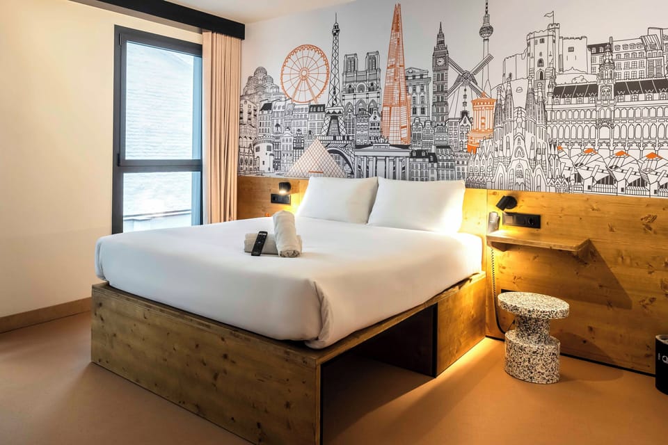 Accessible Double Room | Soundproofing, free WiFi, bed sheets