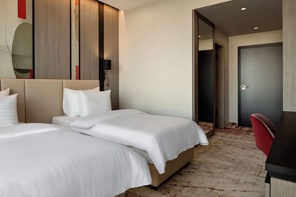 Standard Room, 2 Twin Beds | Hypo-allergenic bedding available, minibar, in-room safe, desk