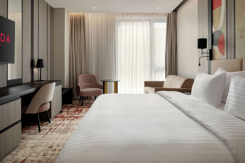 Room, 1 King Bed, Accessible | Hypo-allergenic bedding available, minibar, in-room safe, desk