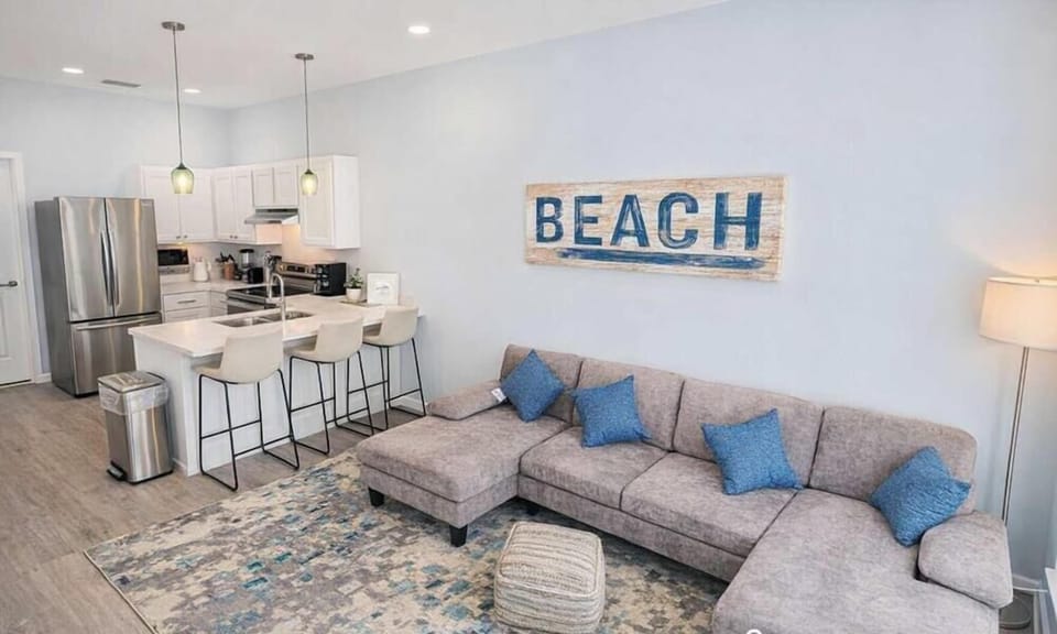 Modern Coastal Retreat – Steps from the Beach, Bright Open Layout, Fully Equipped Kitchen, Sleeps 6 Comfortably, Ideal for Families or Small Groups