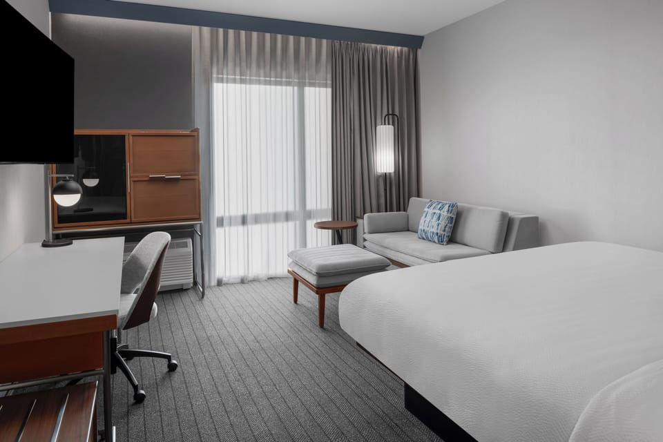 Standard Room, 1 King Bed | Premium bedding, down comforters, pillowtop beds, desk