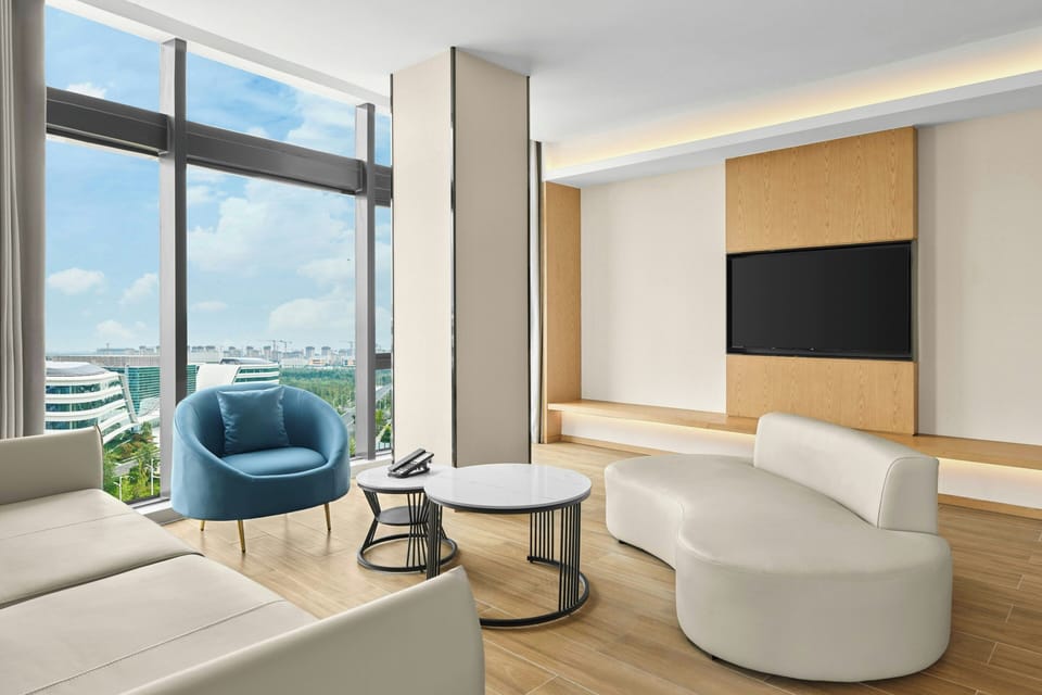 Business Suite, 1 Bedroom, City View | Living room