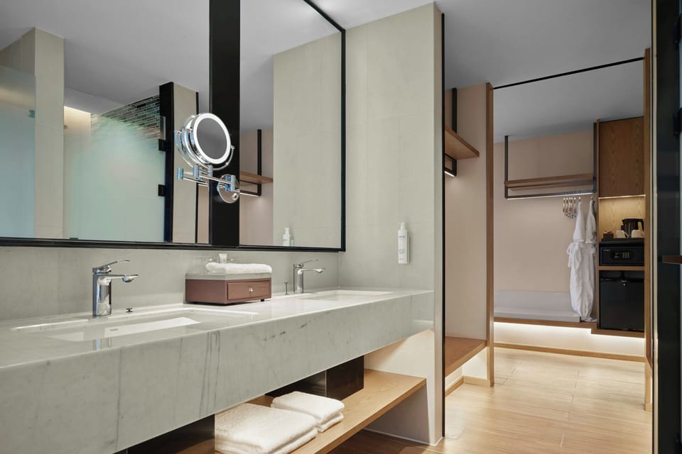 Business Suite, 1 Bedroom, City View | Bathroom | Slippers