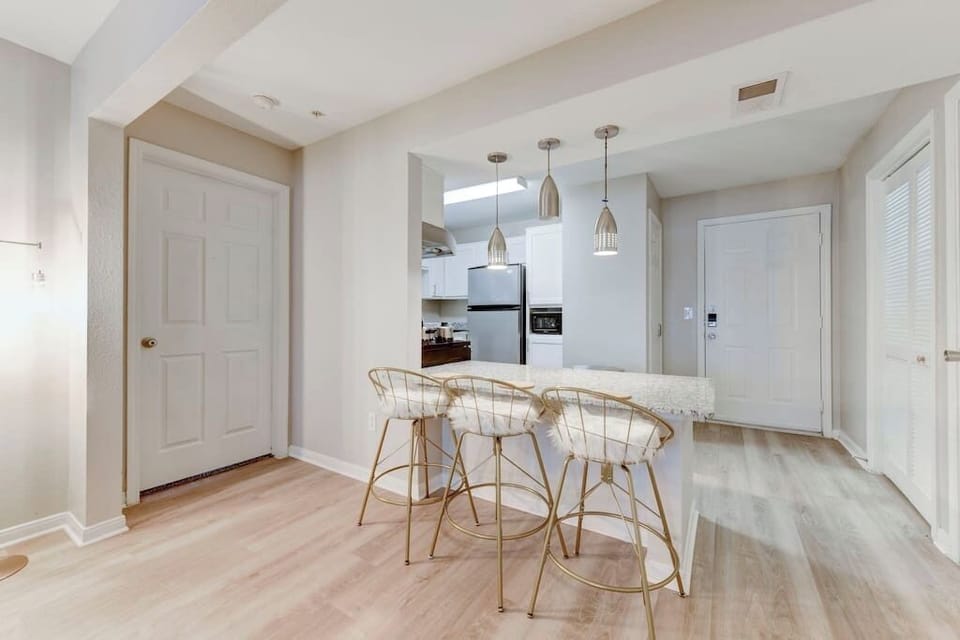 Open dining area w/ a generous table, ideal for shared meals and long conversations.