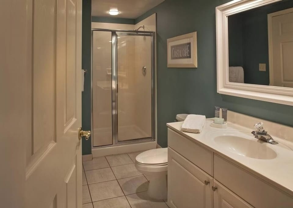 Get ready effortlessly with bright vanity lighting and clean finishes.