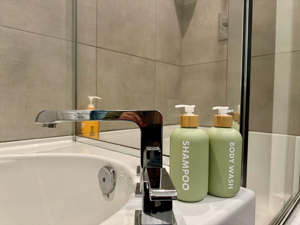 Full bathroom-tub