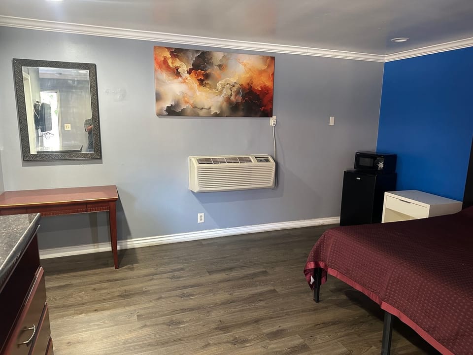 Deluxe Single Room | Bathroom | Free toiletries, hair dryer (on request), towels, soap