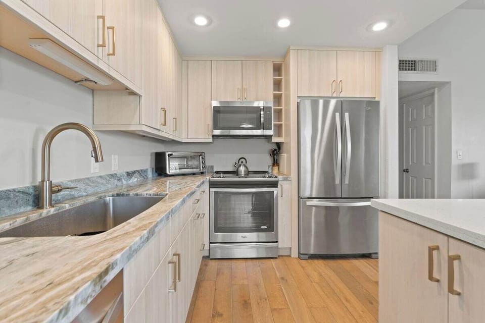 Fully Equipped, Sleek/Modern Kitchen