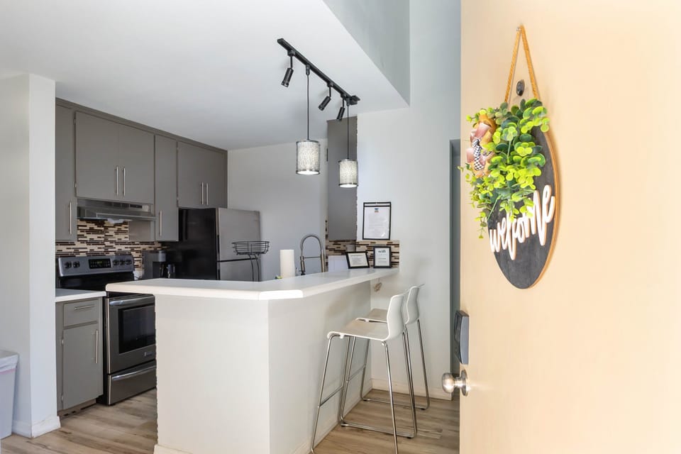 Entrance to 1B/1B Condo + Community Amenities