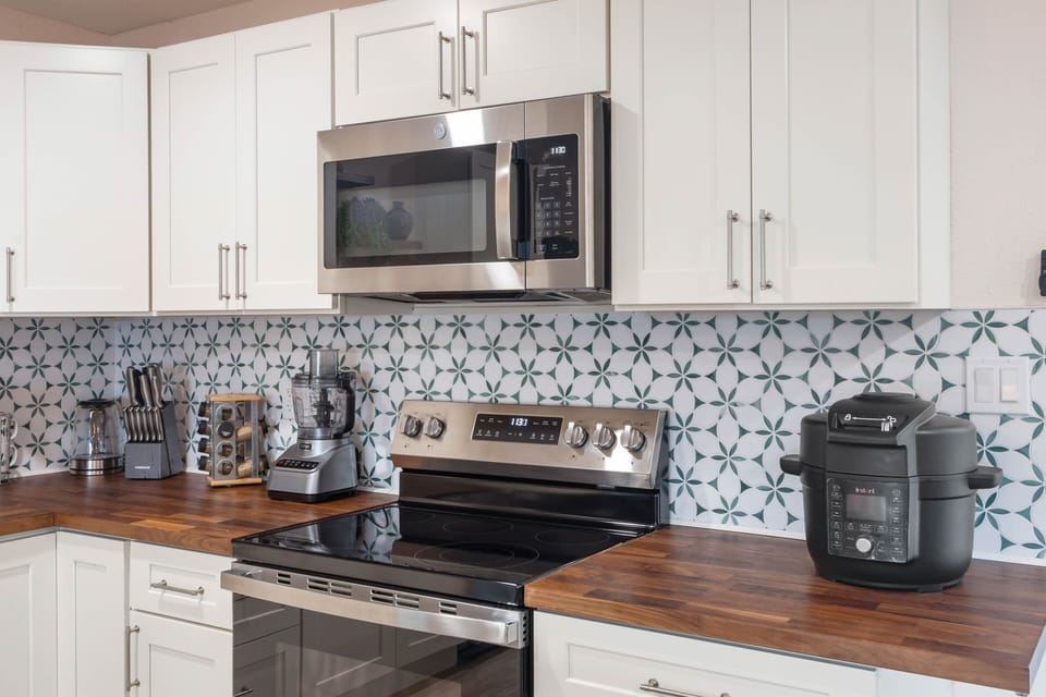 Fully Equipped Kitchen - stainless steel appliances, coffee maker options, blender, & air fryer