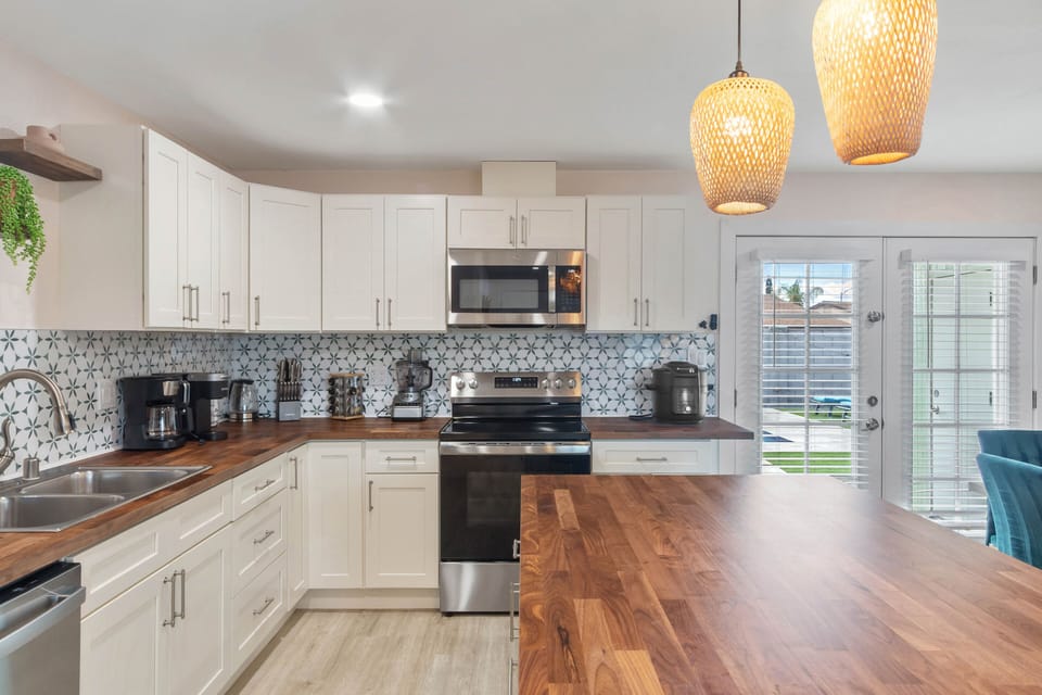 Fully Equipped Kitchen - Drip and Keurig Coffee makers, Air Fryer, Seasonings, Blender and more