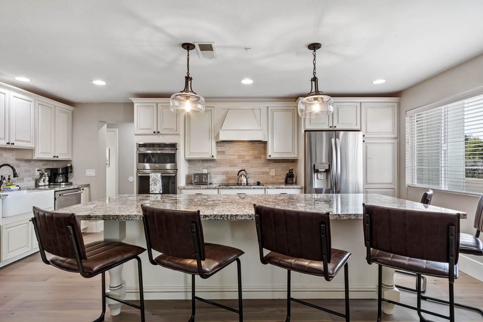 Fully Equipped, updated Kitchen