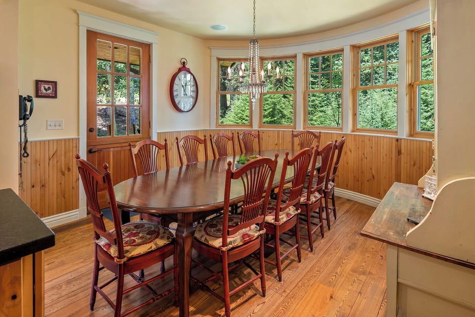 Seating for 10 at the dining room table