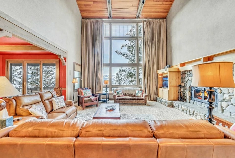 Living room: Smart TV, lake views