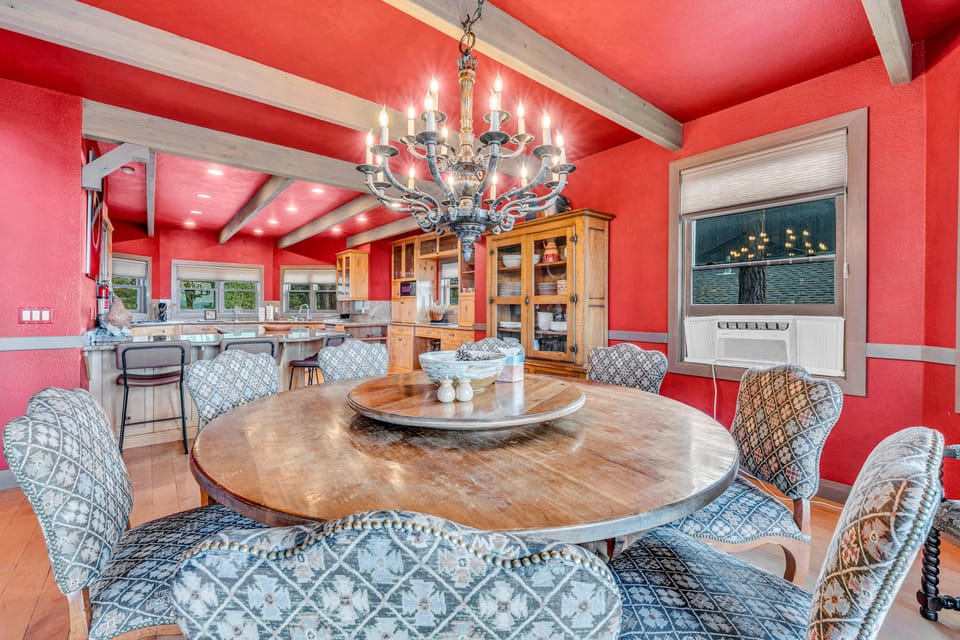 Dining area: Seating for 10, lake views