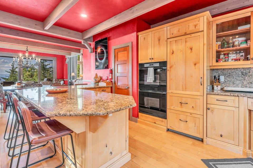 Kitchen: Ninja coffee maker, Sub-Zero fridge, Dacor dual oven, Whirlpool dishwasher