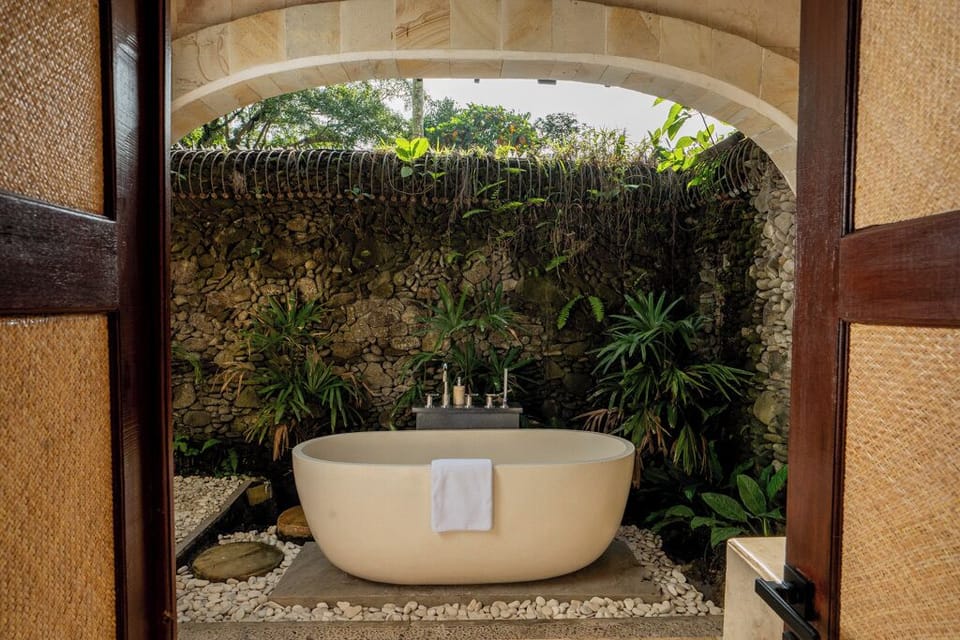 Master Suite | Bathroom | Separate tub and shower, free toiletries, hair dryer, bathrobes