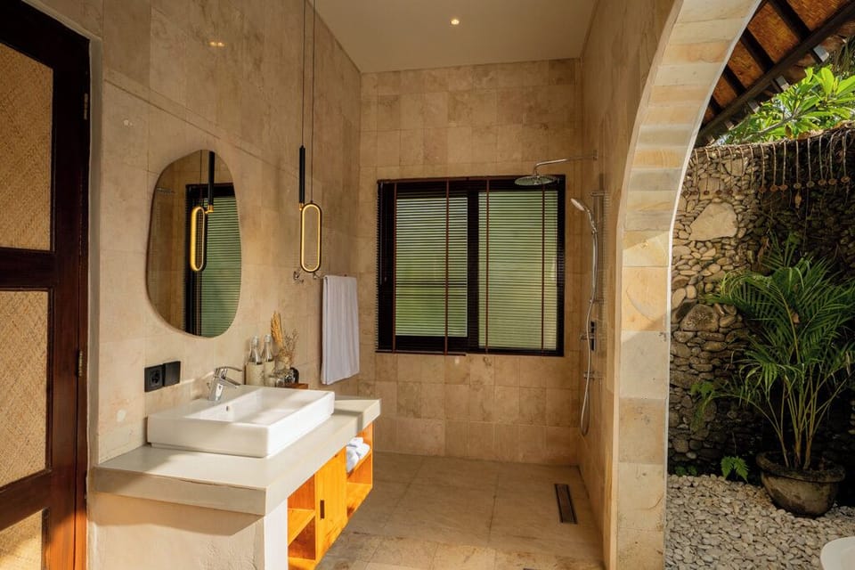 Master Suite | Bathroom | Separate tub and shower, free toiletries, hair dryer, bathrobes