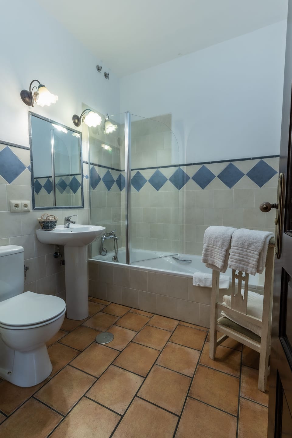 Deluxe Double Room | Bathroom | Free toiletries, hair dryer (on request)