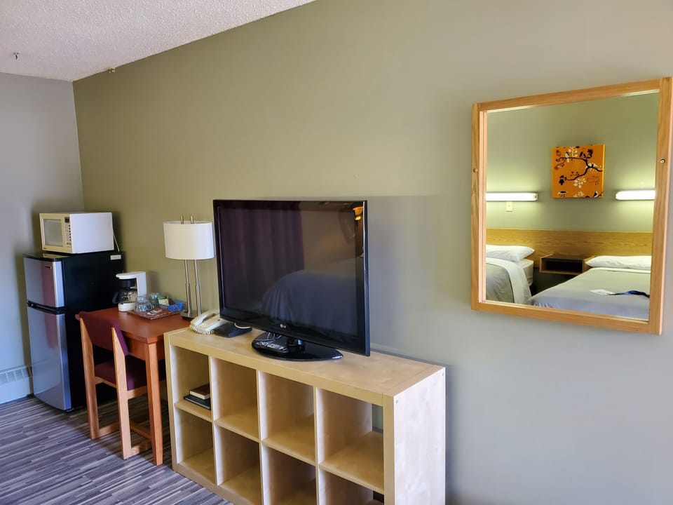 7 bedrooms, premium bedding, desk, iron/ironing board