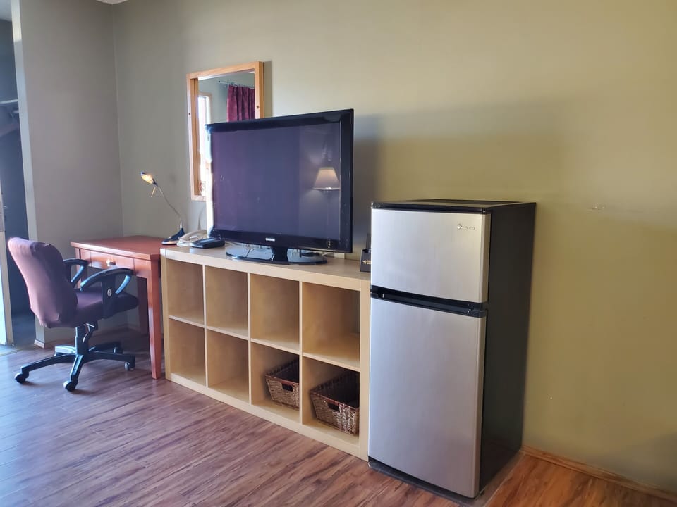 Single Room, 1 Queen Bed, Non Smoking | 7 bedrooms, premium bedding, desk, iron/ironing board