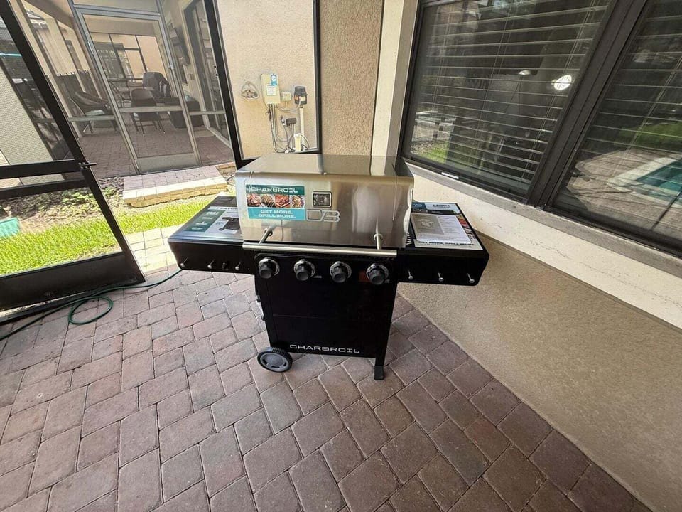 Fire up the BBQ grill by the pool and enjoy outdoor dining with family and friends.
