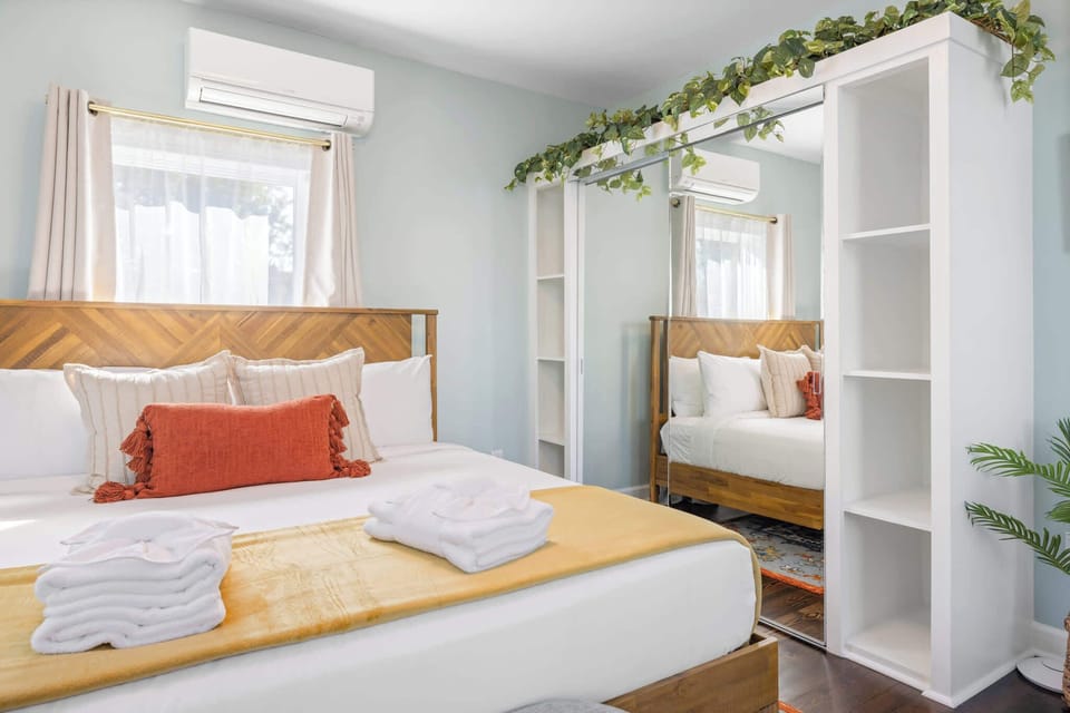 King bedroom #4 - Plenty of storage space and towels provided