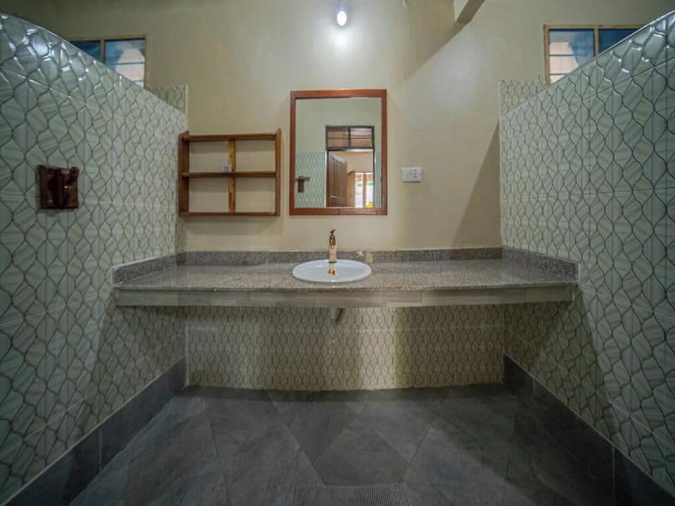 Deluxe Double Room, Balcony, Garden View | Bathroom