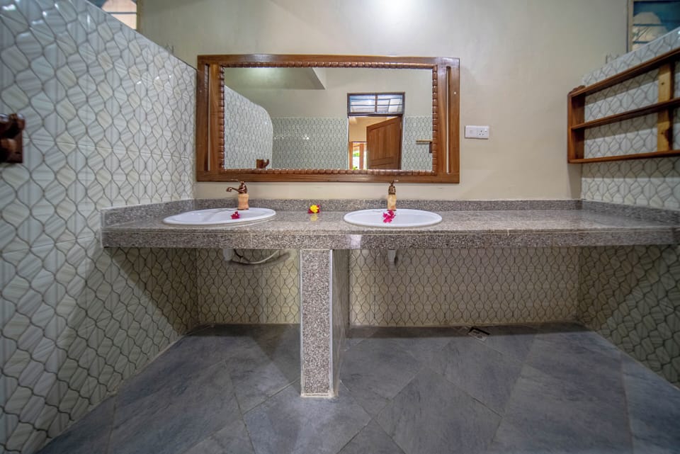 Deluxe Triple Room, Balcony, Garden View | Bathroom
